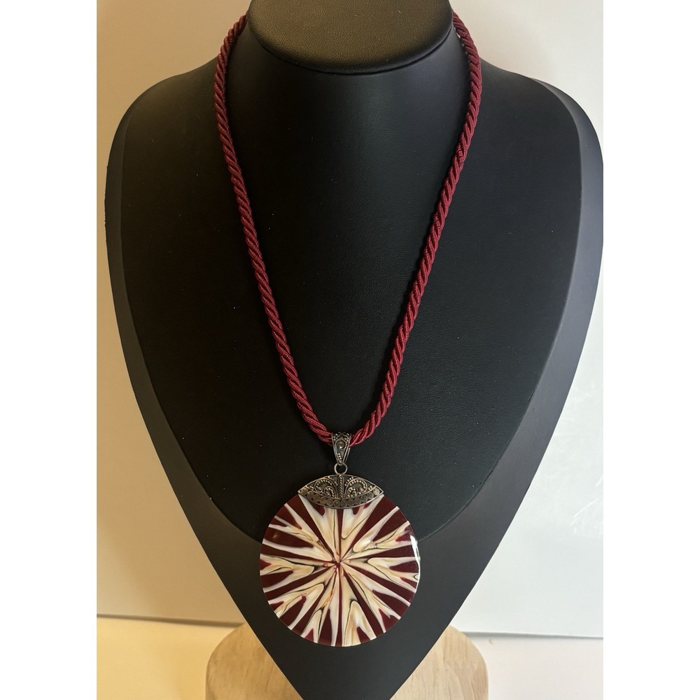 Merav Bali Indonesian Sterling Silver Red Starburst Shell Disc Necklace